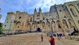 Am Papstpalast in Avignon