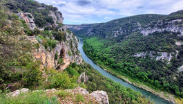 An der Ardèche oberhalb der Madeleine-Grotte