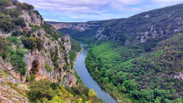 An der Ardèche oberhalb der Madeleine-Grotte