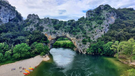 Die Ardèche am Pont d